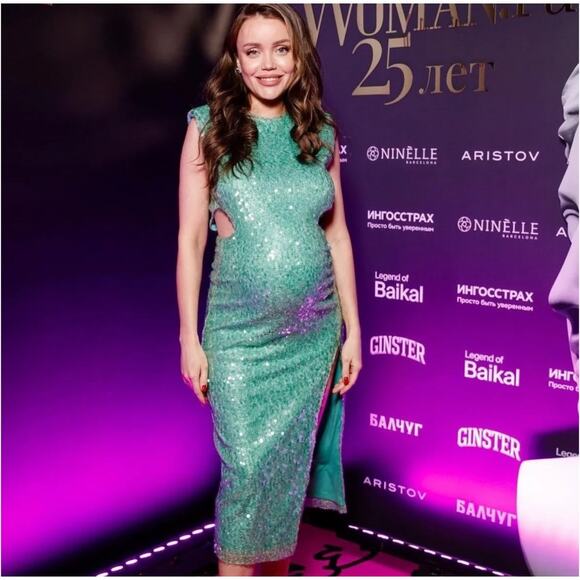 ZARA BLOGGER FAVORITE CUT OUT SEQUIN MIDI DRESS - Picture 4 of 16